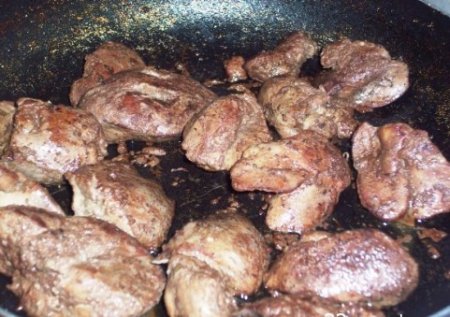 Салат из куриной печени.