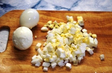 Салат из куриной печени.