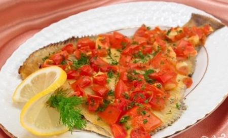 Камбала, запеченная с помидорами