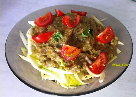 Кабачковая лапша с соусом из фиников