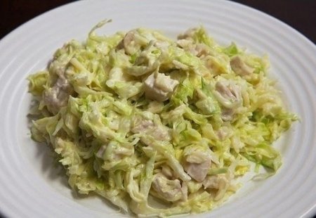 Салат из бодрой капусты с курицей