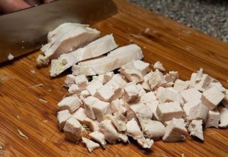 Салат из бодрой капусты с курицей