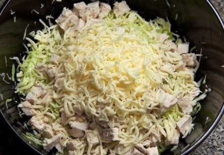 Салат из бодрой капусты с курицей