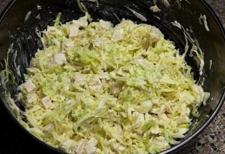Салат из бодрой капусты с курицей