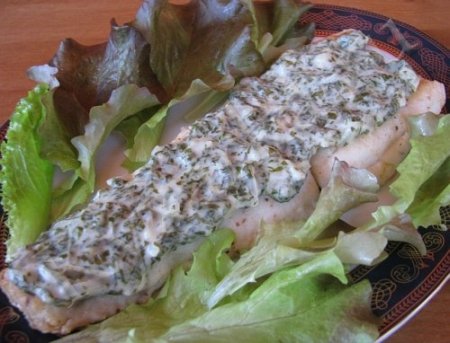 Теплая рыбка под щавелевым соусом