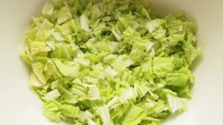 Салат из пекинской капусты и сухариками