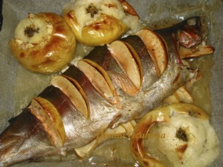 Форель с яблоками