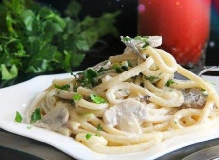 Спагетти с грибами в сливочном соусе.