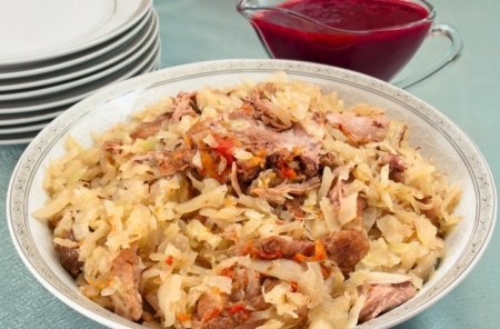 Утка, гашенная с капустой и брусничным соусом