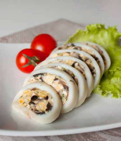 Кальмары, фаршированные омлетом и шампиньонами