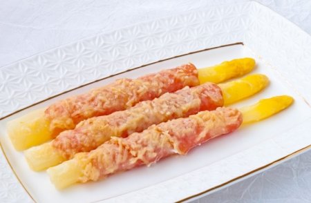 Спаржа, запеченная с беконом и сыром