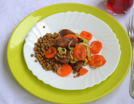 Говядина с чечевицей и курагой