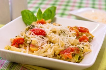 Макароны с брокколи, цветной капустой и куриным филе