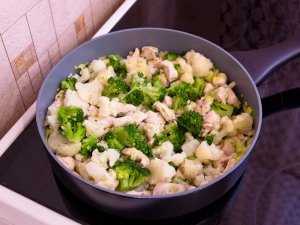 Макароны с брокколи, цветной капустой и куриным филе