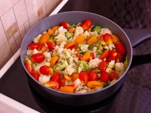Макароны с брокколи, цветной капустой и куриным филе