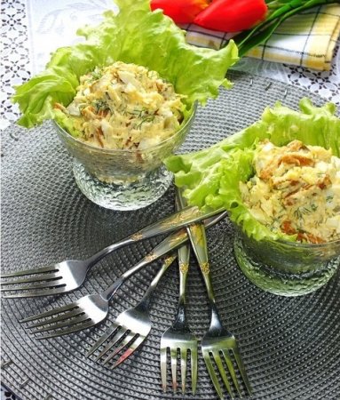 Сырный салат с сухариками