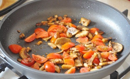 Омлет с грибами, помидорами и сыром