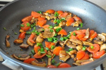 Омлет с грибами, помидорами и сыром