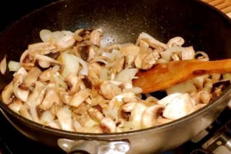 Свинина по-строгановски с грибами