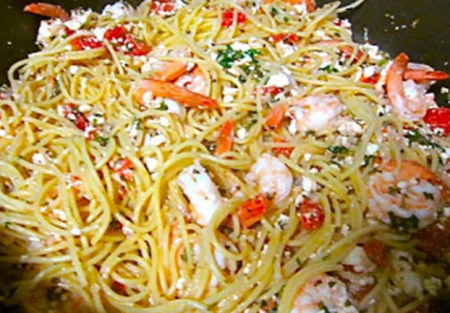 Спагетти с креветками и сыром фета