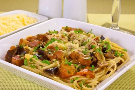 Спагетти с баклажанами, белоснежными грибами и грудинкой