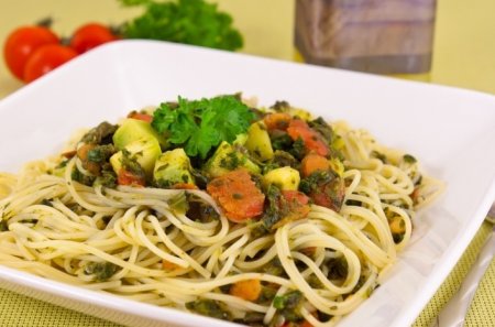 Спагетти с кабачками и шпинатом