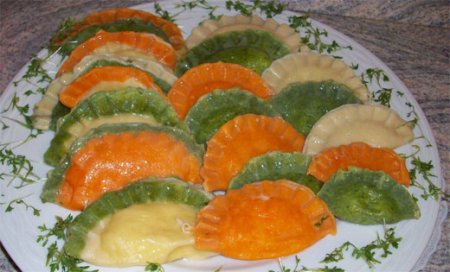 Цветные вареники с семгой