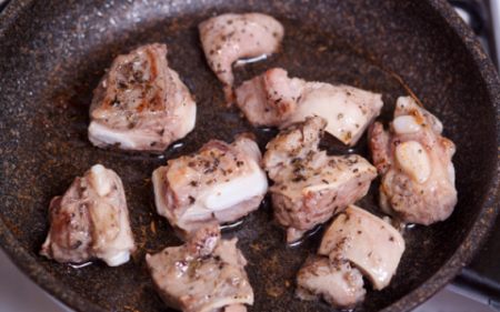 Перловая каша с мясом, грибами и овощами.