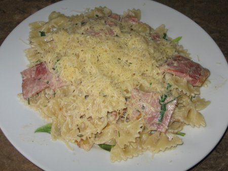 Фарфалле с ветчиной и сыром