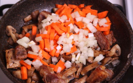 Перловая каша с мясом, грибами и овощами.