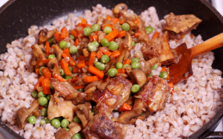 Перловая каша с мясом, грибами и овощами.