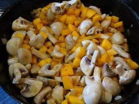Курица с тыквой и шампиньонами в сметане.