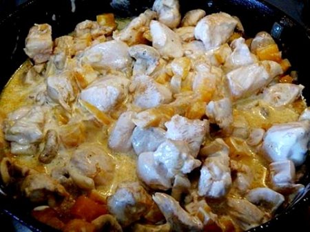 Курица с тыквой и шампиньонами в сметане.