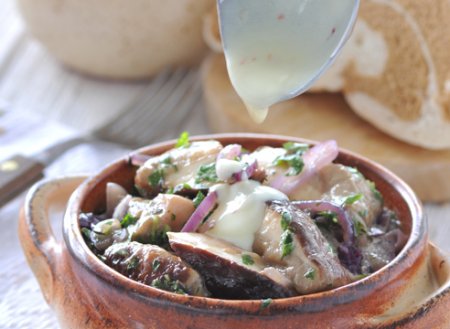 Грибы со сметаной