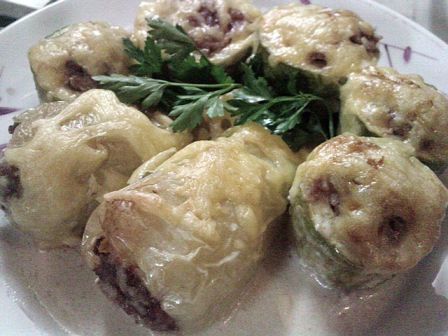 Овощные культуры, фаршированные мясом, в сметанном соусе