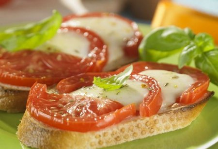 Бутерброд запеченный с помидорами и моцареллой