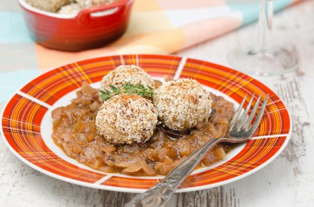 Куриные тефтели с луковым соусом