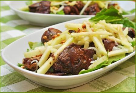 Салат с куриной печенкой и яблоком