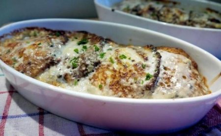 Запеканка из драников с сырно-йогуртовым соусом