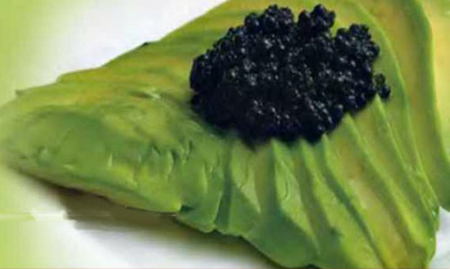 Авокадо с темной икрой