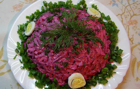 Свекольный салат с сыром, орешками и яичком 