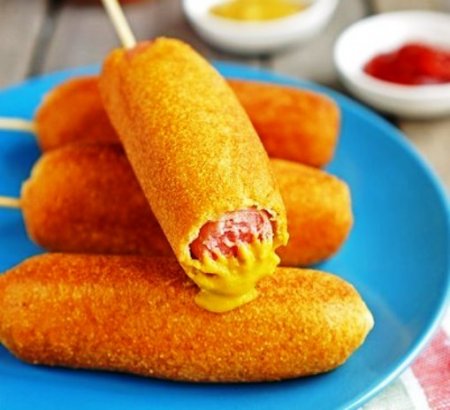 Корн Дог либо сосиска в тесте .