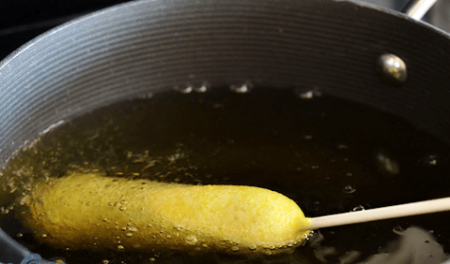 Корн Дог либо сосиска в тесте .