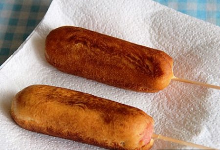 Корн Дог либо сосиска в тесте .