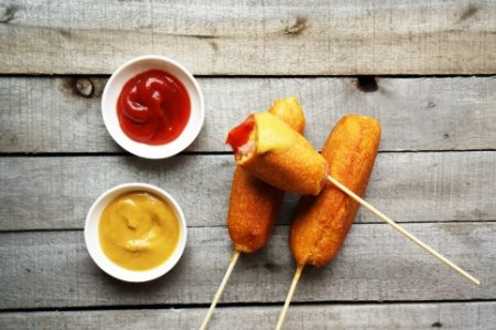 Корн Дог либо сосиска в тесте .