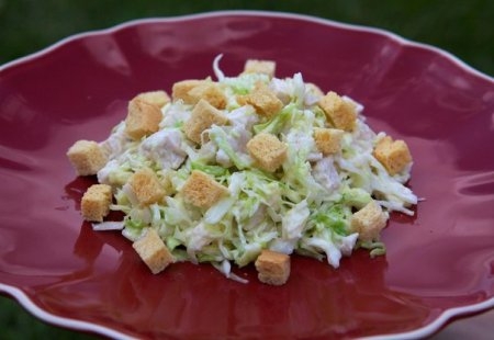 Салат из свежайшей капусты с курицей