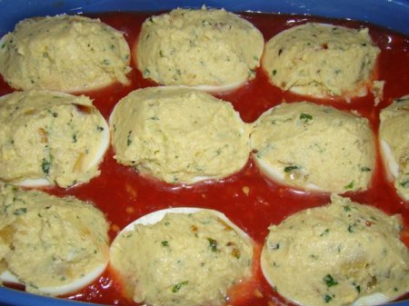 Печеные фаршированные яичка 