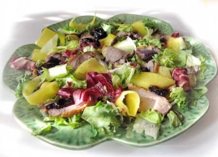 Салат с уткой и манго