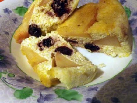 Творожная запеканка с яблоком и вишней в мультиварке