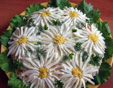 Салат - Ромашковое поле с рисом и консервированной горбушей